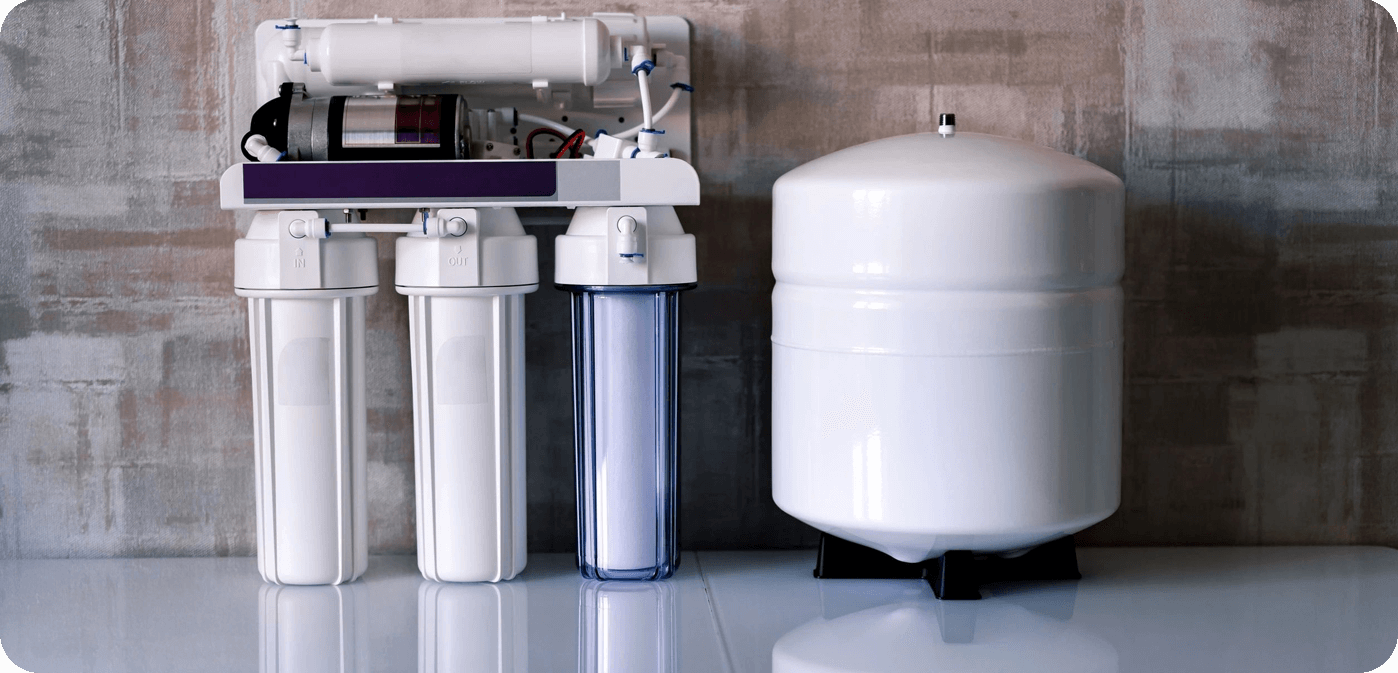 A water filter system with two filters and one tank.